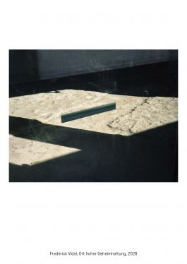 Zeitgenössische Kunstinstallation mit Sandfläche, Licht und Schatten in dunklem Ausstellungsraum Frederick Vidal – visual research